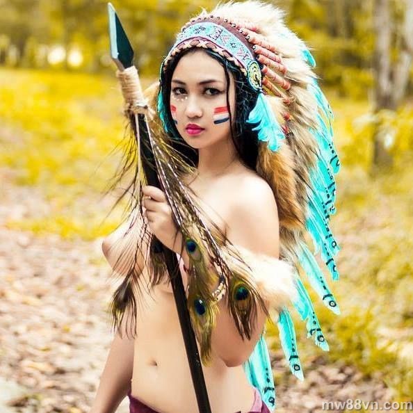 hot girl thổ dân tung ảnh khỏa thân trần trụi giữa núi rừng