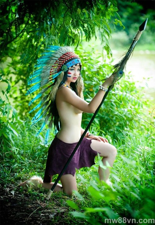 hot girl thổ dân tung ảnh khỏa thân trần trụi giữa núi rừng