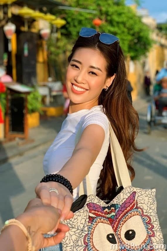 Hoa hậu Khánh vân diện áo tắm 2 mảnh khoe dáng đẹp xuất sắc