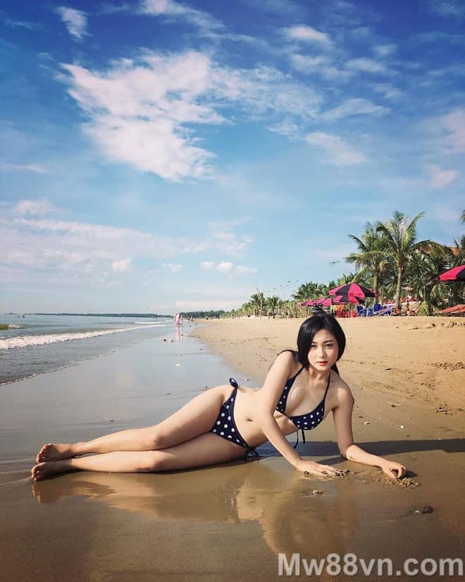 Hot girl Trần Thanh Huyền mặc bikini khoe chân dài TRẮNG nuột