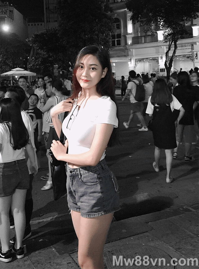 Hot girl Trần Thanh Huyền mặc bikini khoe chân dài TRẮNG nuột