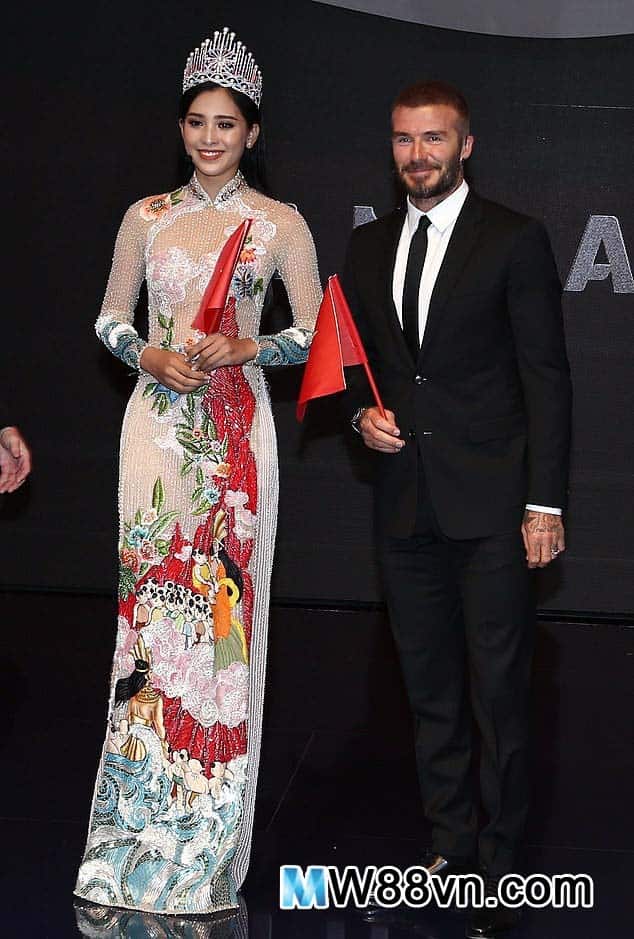 Hoa hậu Trần Tiểu Vy cực xinh đẹp bên cạnh David Beckham