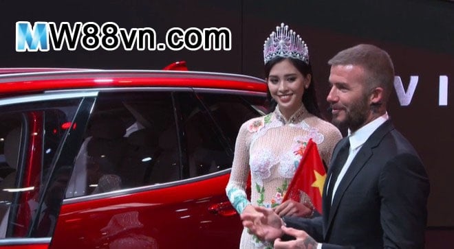 Hoa hậu Trần Tiểu Vy cực xinh đẹp bên cạnh David Beckham