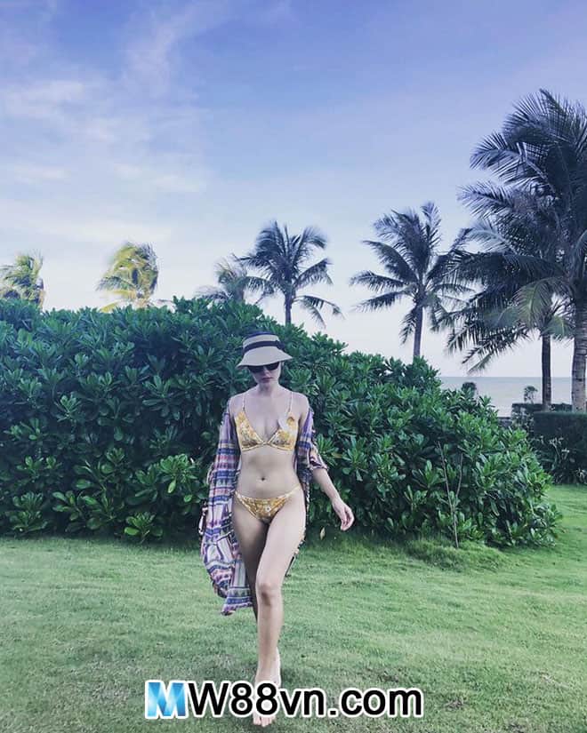 Hình ảnh ca sĩ Phương Linh mặc Bikini quyến rũ nóng bỏng