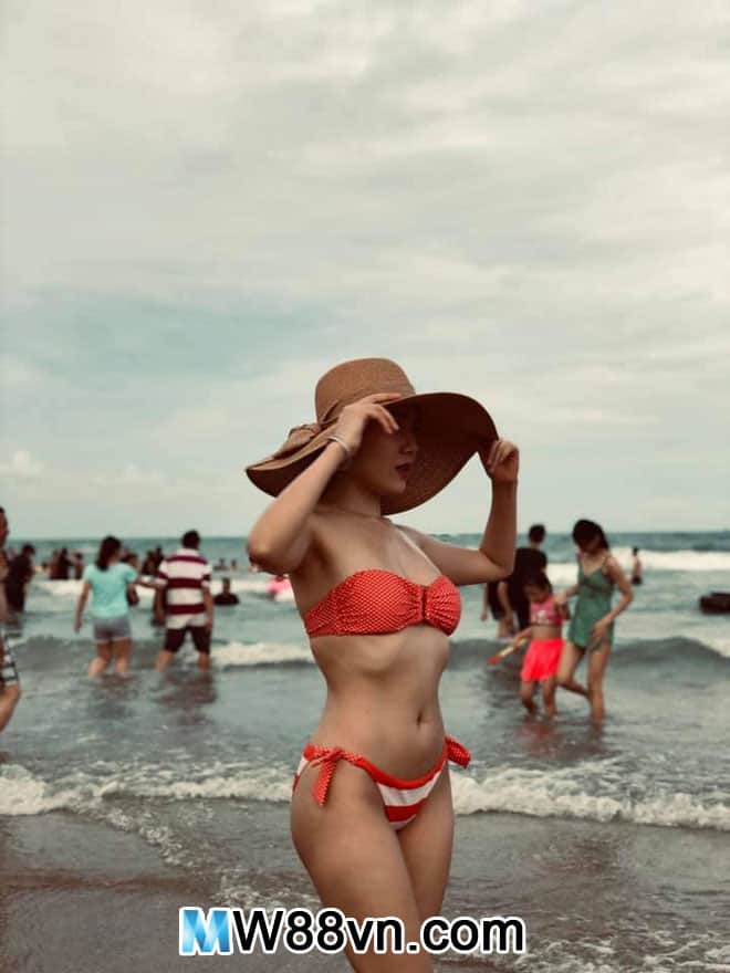 Hình ảnh ca sĩ Phương Linh mặc Bikini quyến rũ nóng bỏng