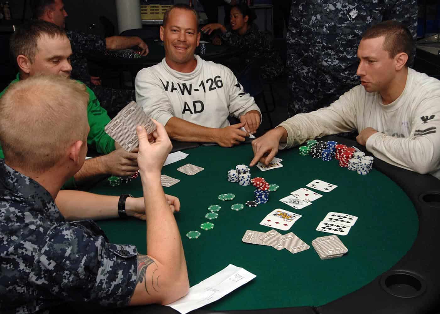 Sự khác nhau giữa game Poker offline và Poker online