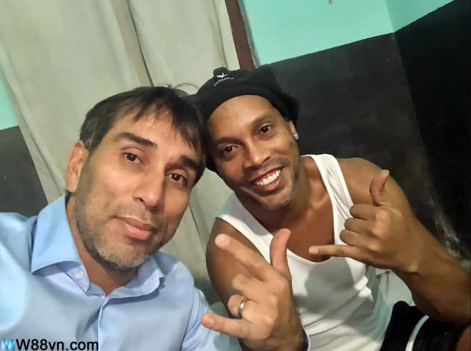 Chi tiền khủng, Ronaldinho ra tù sau hơn 32 ngày