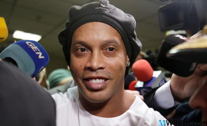 Chi tiền khủng, Ronaldinho ra tù sau hơn 32 ngày
